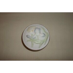 Heritage House collectable music trinket box "Love Makes The World Go Around"